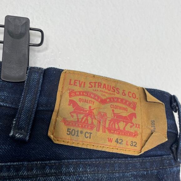 Levi's Mens Jeans Size 42x32 Dark Wash Blue Denim 501 Button Fly Straight Leg - Picture 4 of 10